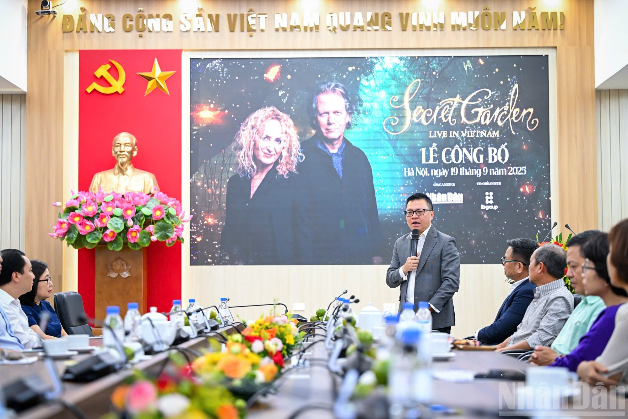 Selon M. Minh, pour la première fois, le duo mythique Secret Garden offrira au public vietnamien des mélodies envoûtantes de leur musique de chambre, à l’occasion de leur 30e anniversaire de carrière. lqm-2.jpg