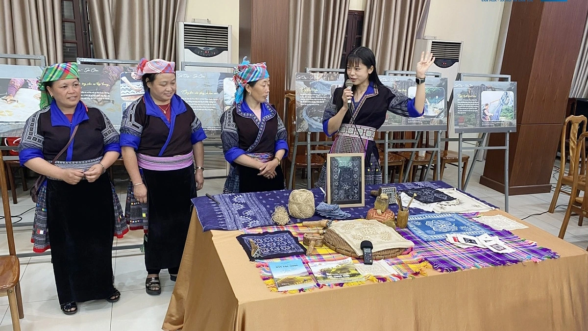 Des femmes Hmong de Mu Cang Chai présentent leurs produits en brocart et partagent leur expérience dans la préservation de ce métier traditionnel. Photo : VOV. xoa-ngheo-vov.png