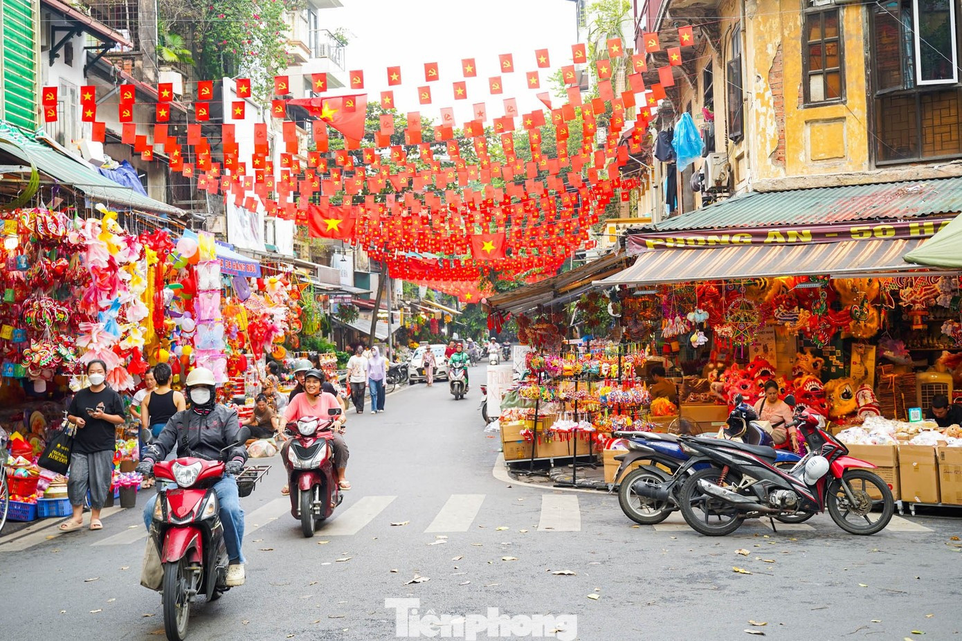La rue Hang Ma revêt un nouveau visage avec le rouge du drapeau national et les produits artisanaux traditionnels. Photo : TPO. hang-ma-apres-15-7.jpg