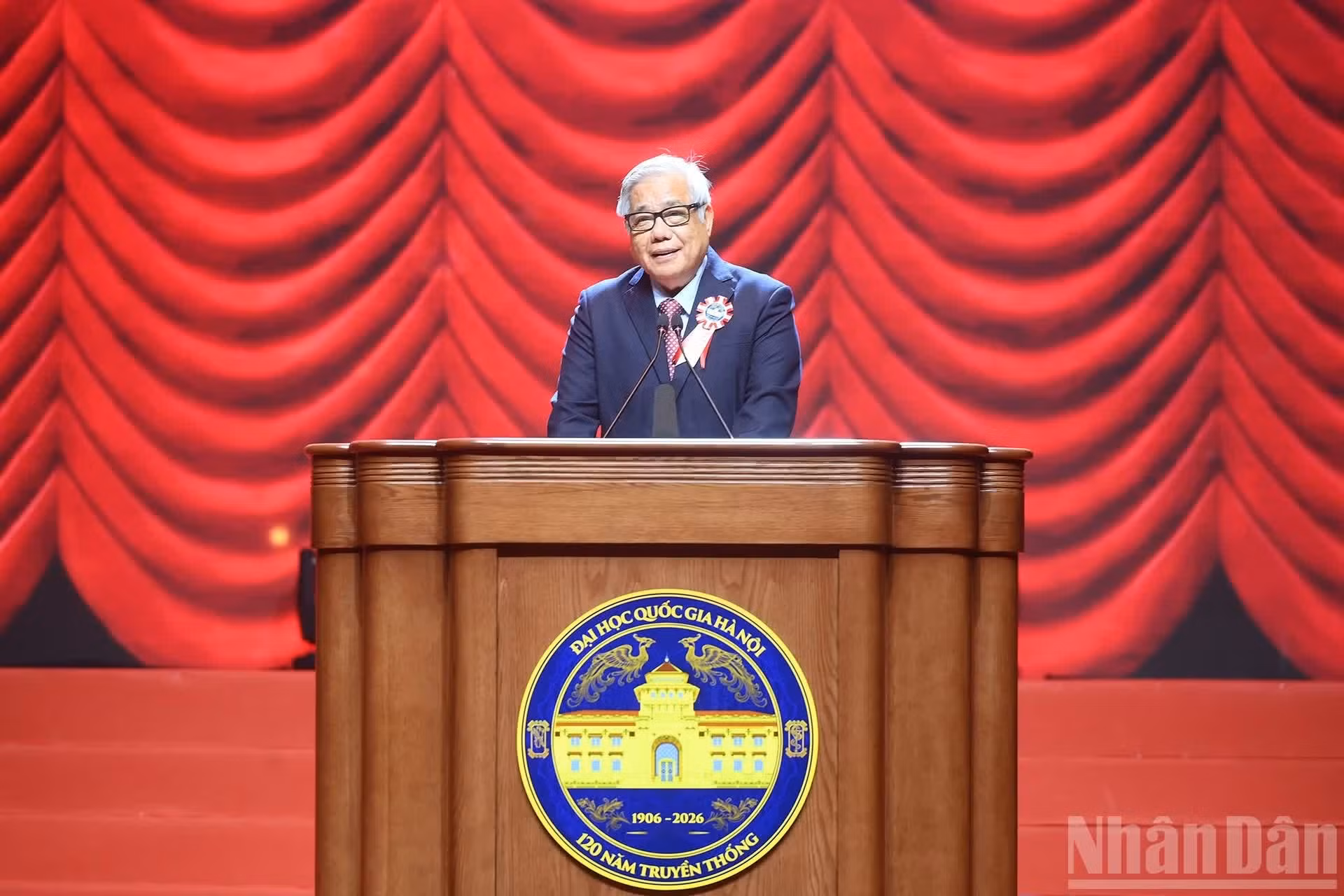 Le professeur Vu Minh Giang intervient lors de la cérémonie.