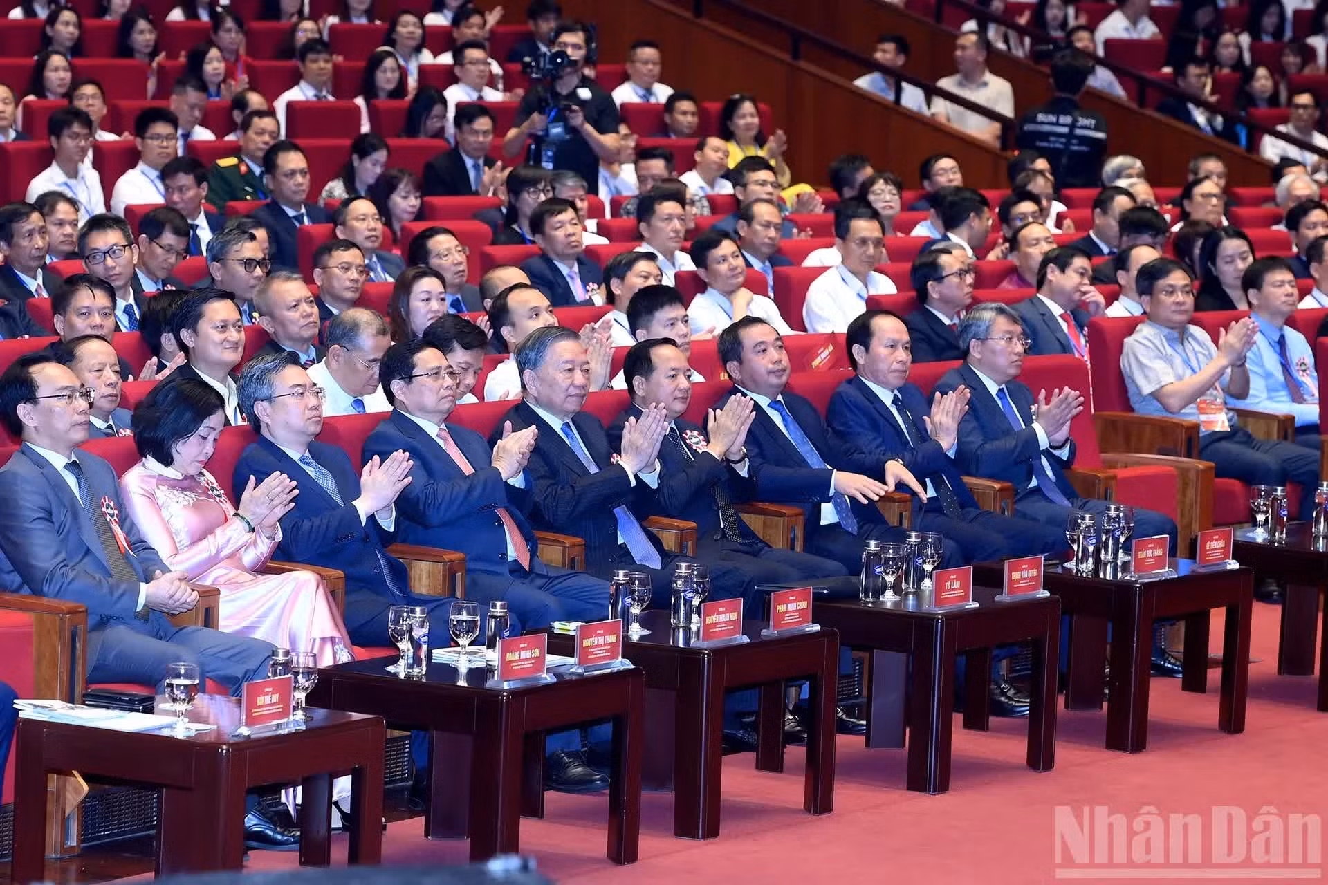 Le secrétaire général et président To Lam et les délégués participant aux célébrations du 120e anniversaire de l’Université nationale de Hanoï.