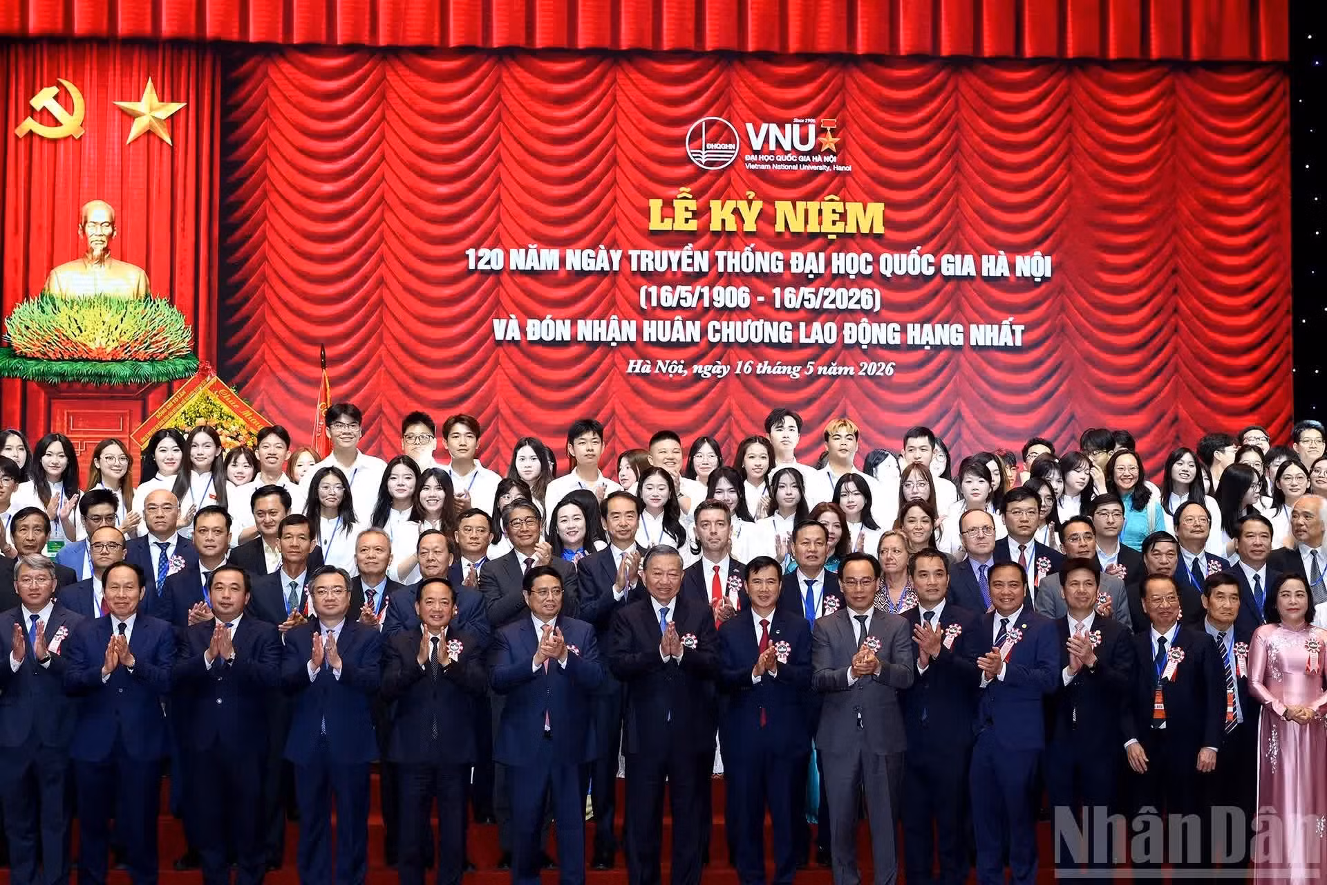 Le secrétaire général et président To Lam et les délégués lors des célébrations du 120e anniversaire de l’Université nationale de Hanoï.