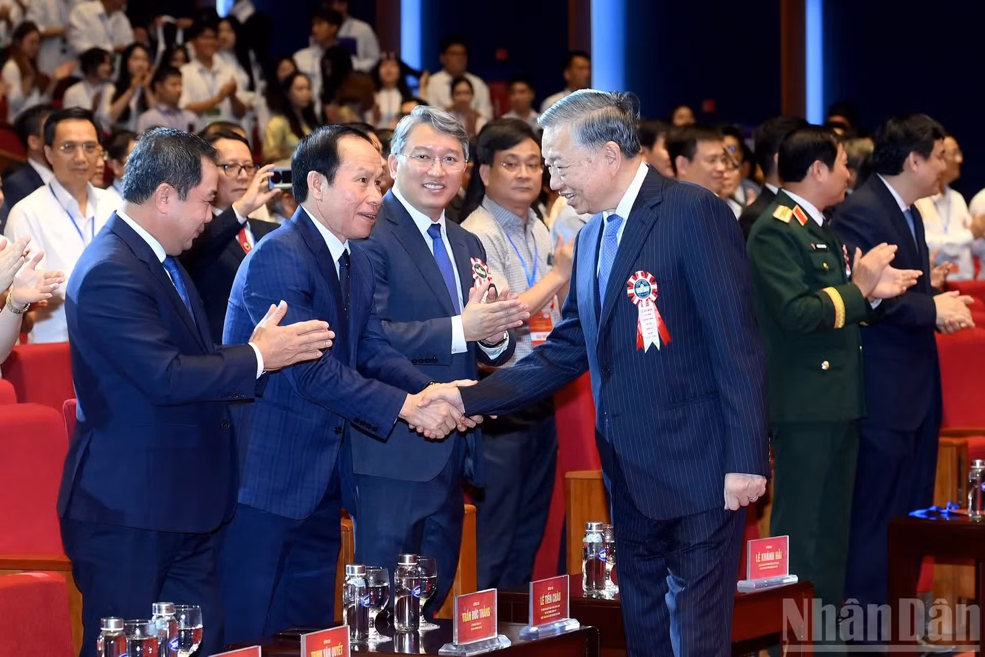 Le dirigeant vietnamien To Lam, aux côtés des délégués, lors de la cérémonie de la célébration du 120e anniversaire de l’Université nationale de Hanoï.