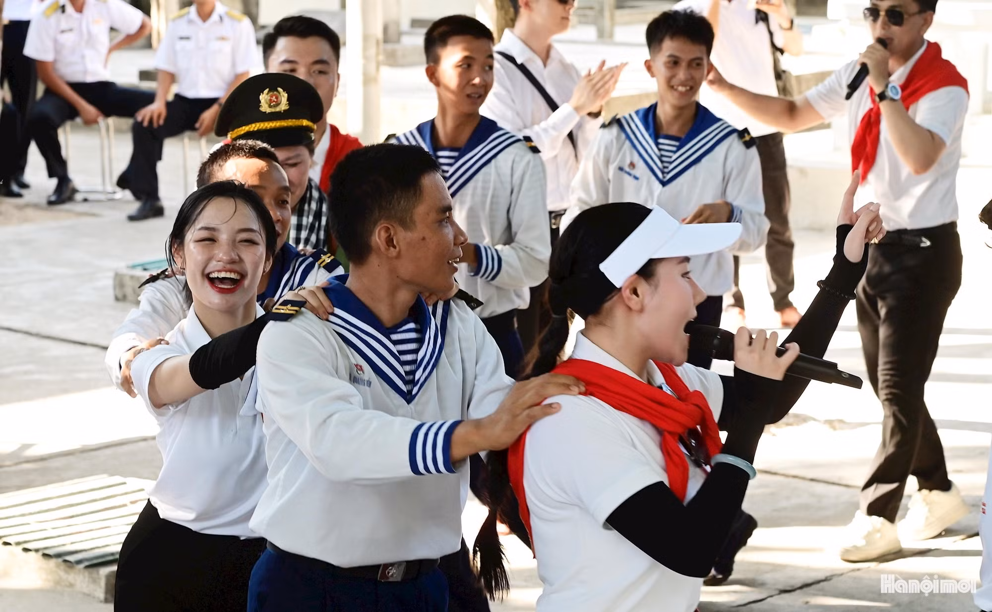  Les chants du large rapprochent le continent de Truong Sa. Photo : hanoimoi.