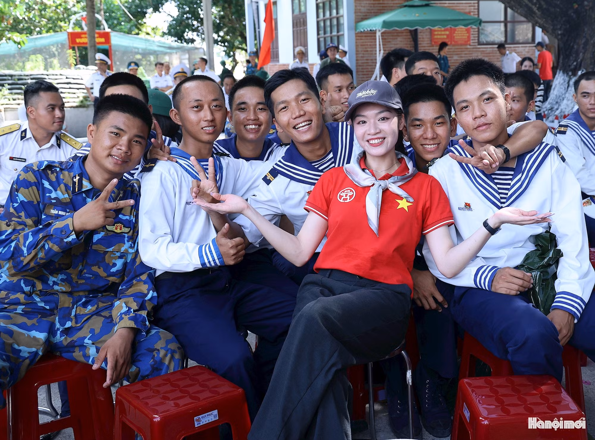Thu Quynh, une jeune chanteuse de la délégation, confie : « Chaque représentation à Truong Sa est un moment unique dans une vie. La musique nous permet de nous connecter aux soldats ici avec tout notre cœur. » Photo : hanoimoi.