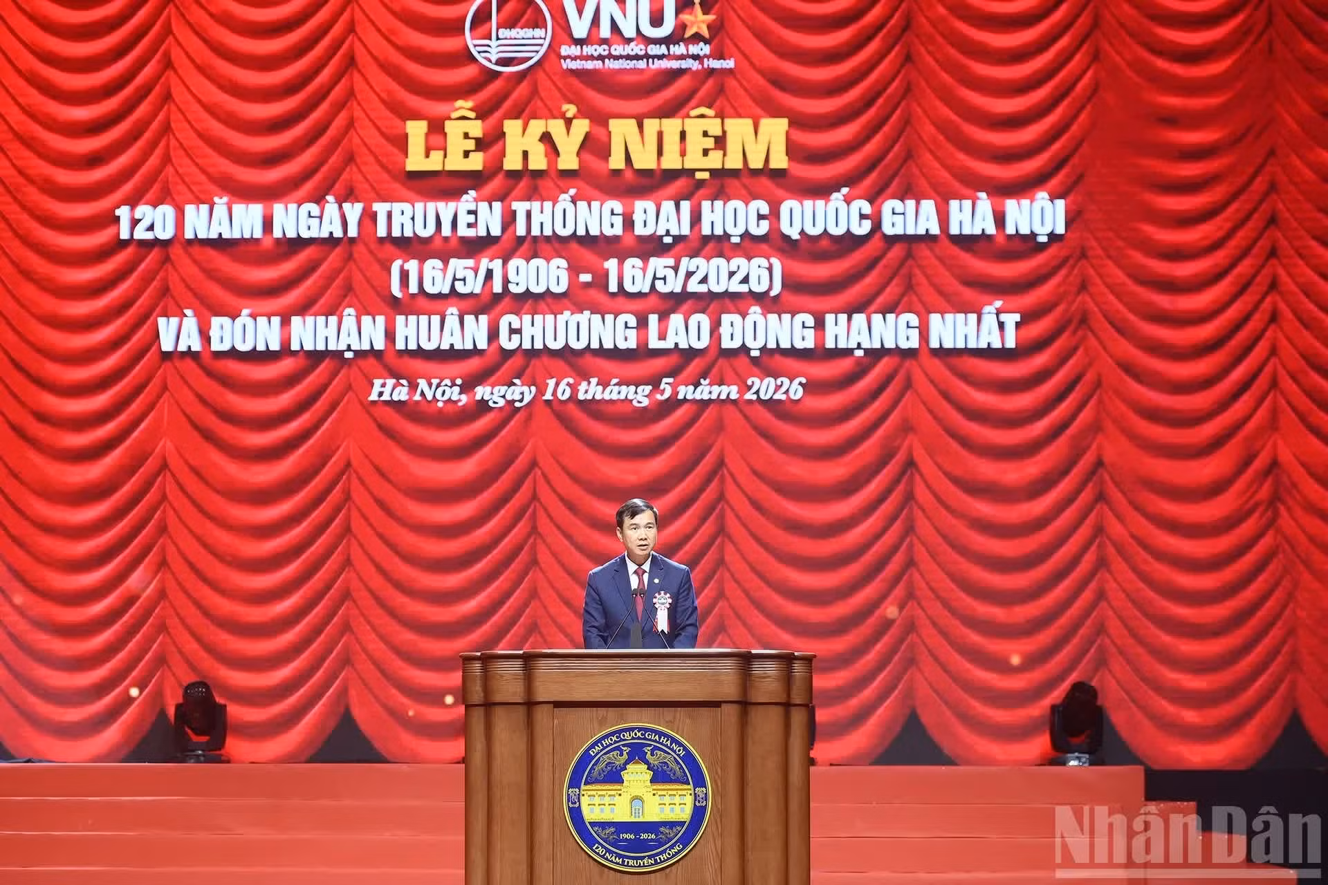 Le professeur associé Bui The Duy, membre suppléant du Comité central du PCV et directeur de l’Université nationale de Hanoï, prononce un discours lors de la cérémonie.