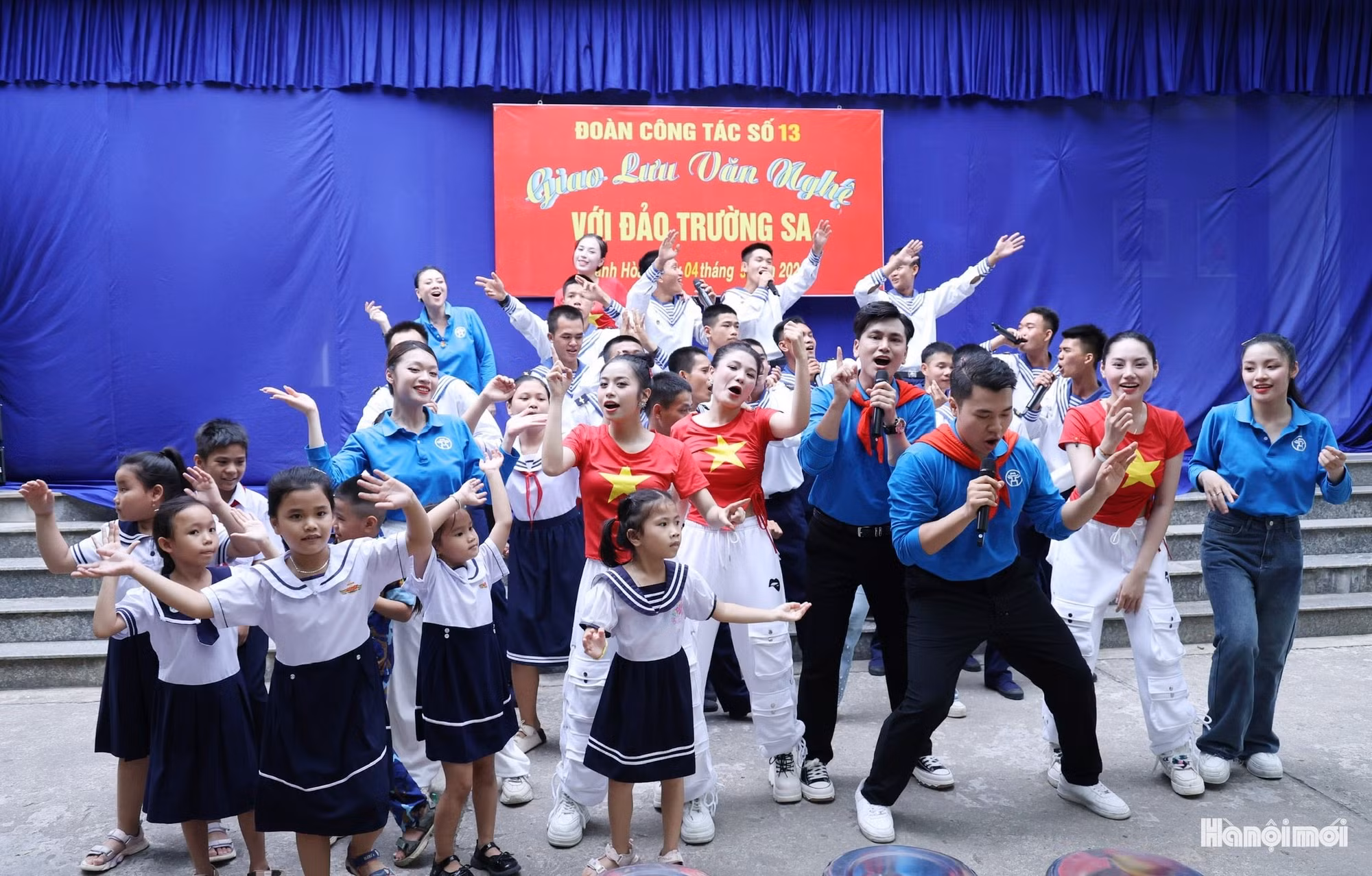Les enfants de Truong Sa participent eux aussi avec enthousiasme au programme artistique. Leurs rires, mêlés à la musique, adoucissent la rudesse de la nature à l’extrême avant-poste maritime du pays. Photo : hanoimoi.