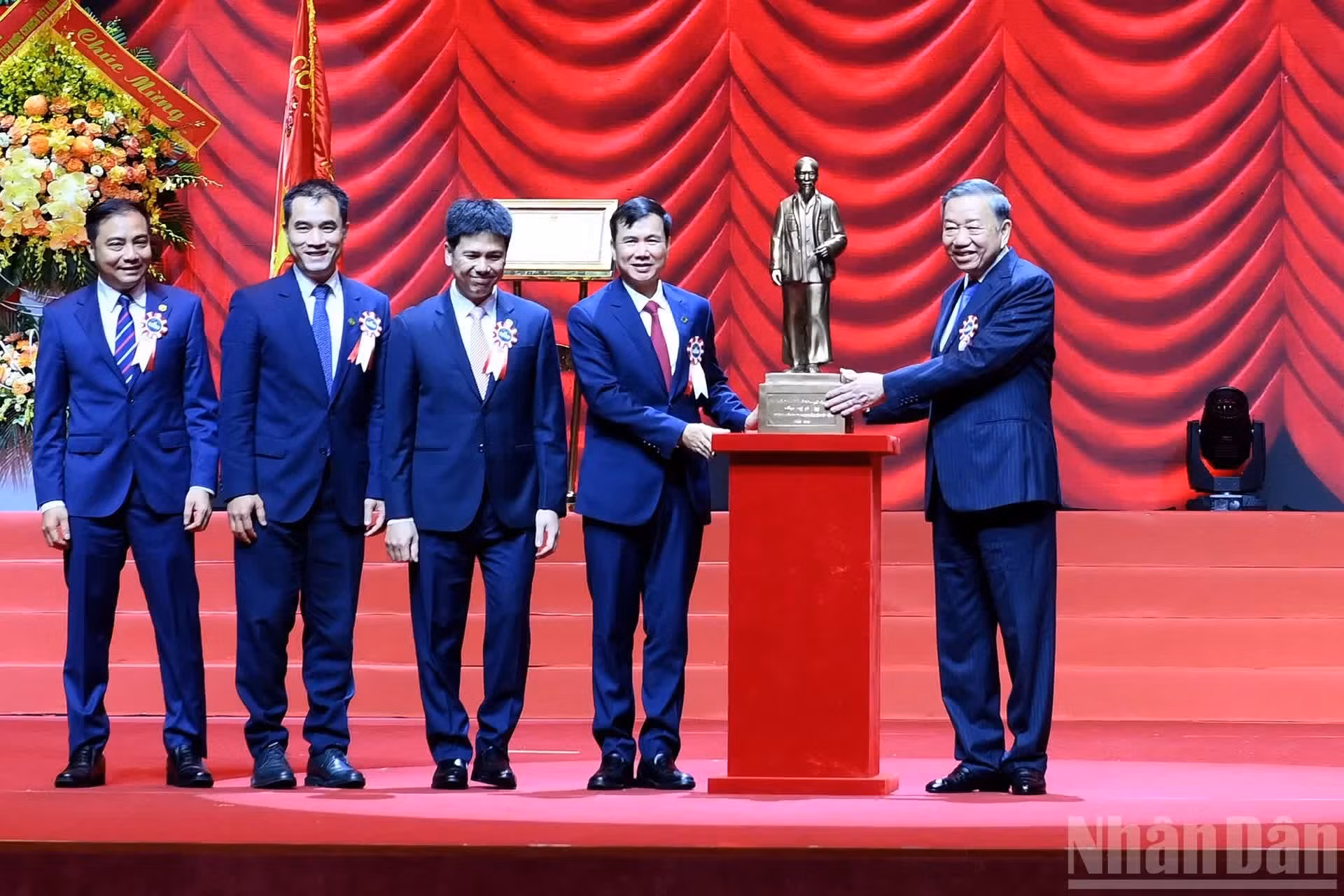 Le dirigeant To Lam offre une statue du président Hô Chi Minh à l’Université nationale de Hanoï.