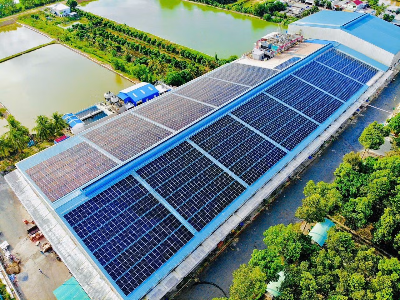 Des installations de plus grande envergure, allant de quelques dizaines de kW à plusieurs MW, sont déployées dans les usines et les entrepôts logistiques. Photo : NDEL.