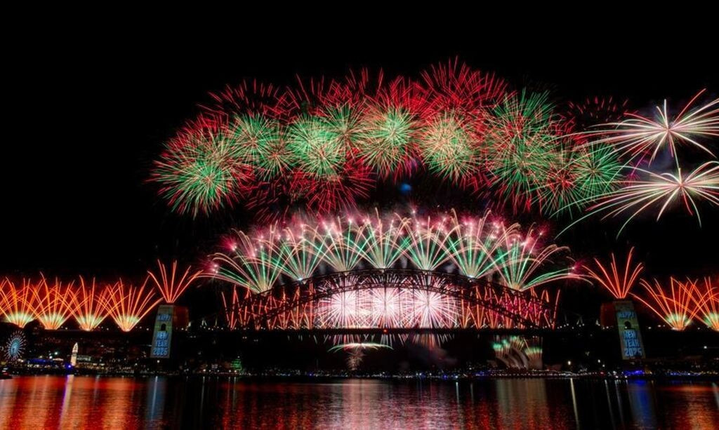 Vue de feux d'artifice en célébration du Nouvel An au Harbour Bridge à Sydney, en Australie, le 1er janvier 2026.