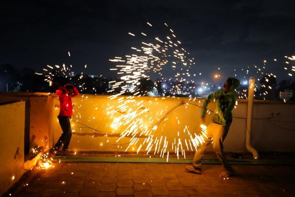 Des enfants jouent avec des feux d'artifice pour célébrer le Nouvel An dans le bidonville de Kibera à Nairobi, la capitale du Kenya, le 31 décembre 2025.