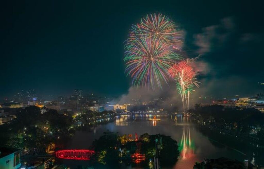 Des feux d'artifice multicolores rayonnent dans le ciel de Hanoï, capitale du Vietnam.