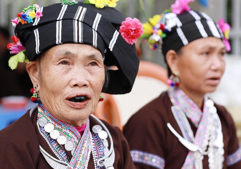 La tradition de la teinture des dents en noir chez les femmes de l'ethnie Lự, dans la province de Lai Chau. Photo : VNA.