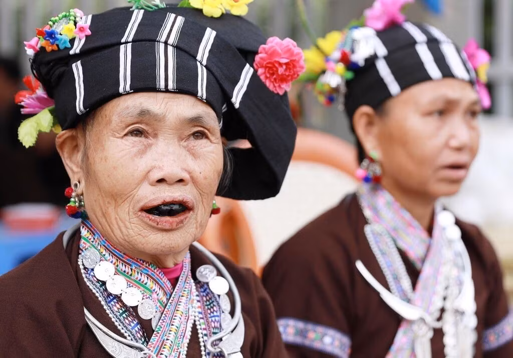 La tradition de la teinture des dents en noir chez les femmes de l'ethnie Lự, dans la province de Lai Chau. Photo : VNA.