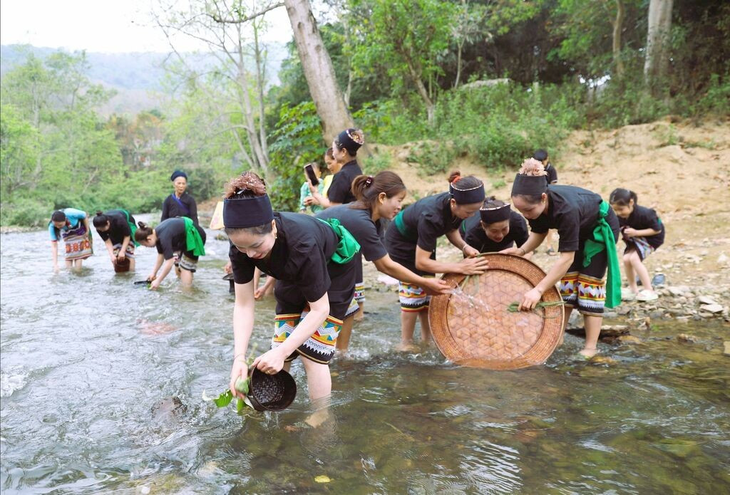 Des femmes de l’ethnie Ơ Đu se préparent à célébrer la fête d’accueil du premier tonnerre de l’année. Photo : VNA.