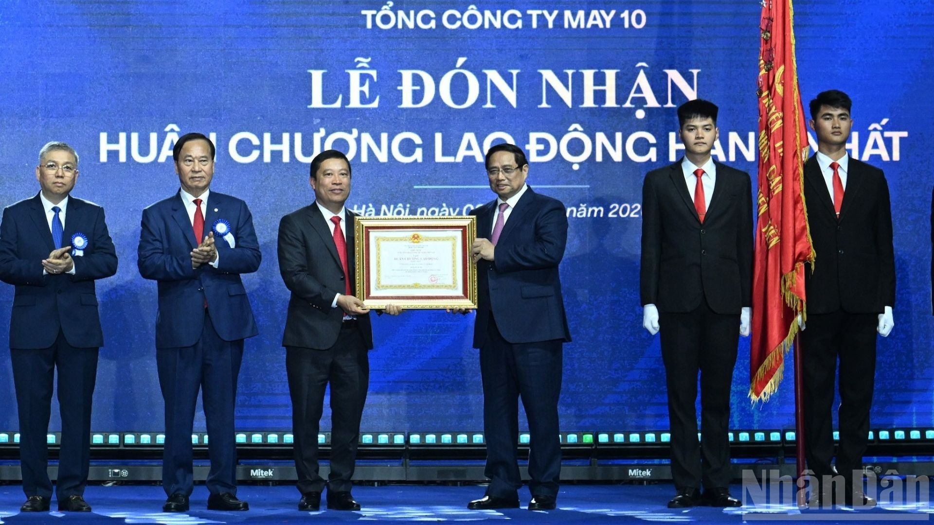 Le Premier ministre Pham Minh Chinh remet l’Ordre du Travail de première classe à la compagnie générale May 10.
