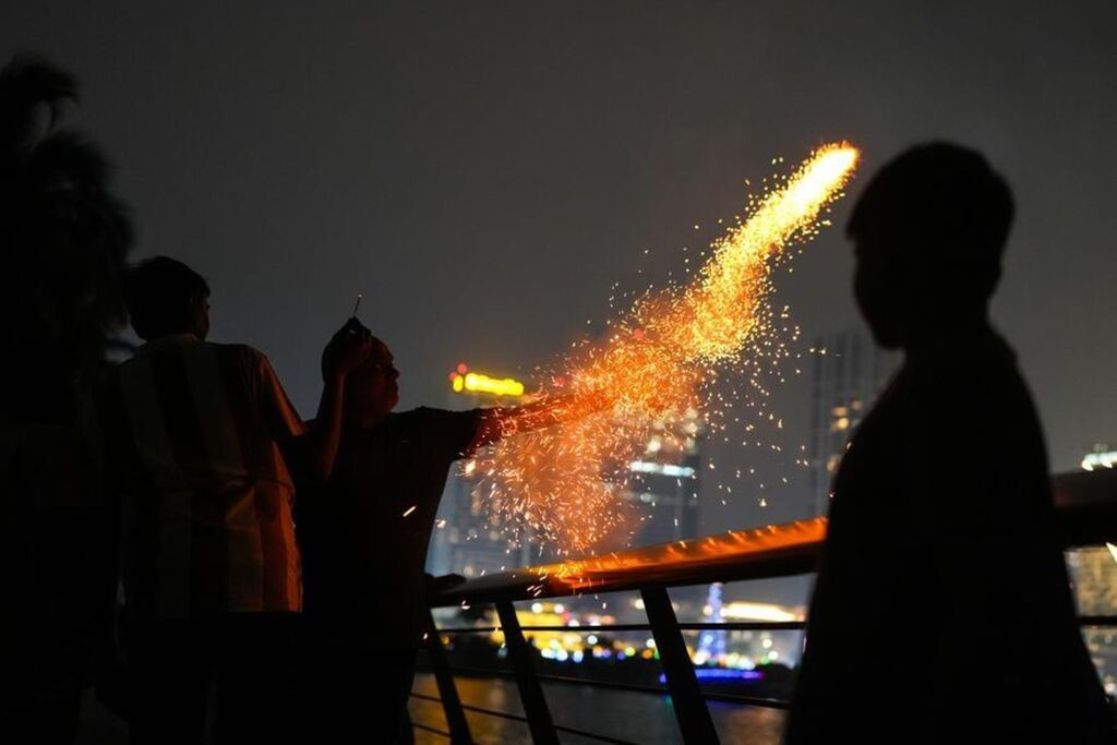 Des gens jouent avec des feux d'artifice pour accueillir le Nouvel An à Colombo, au Sri Lanka, le 31 décembre 2025.