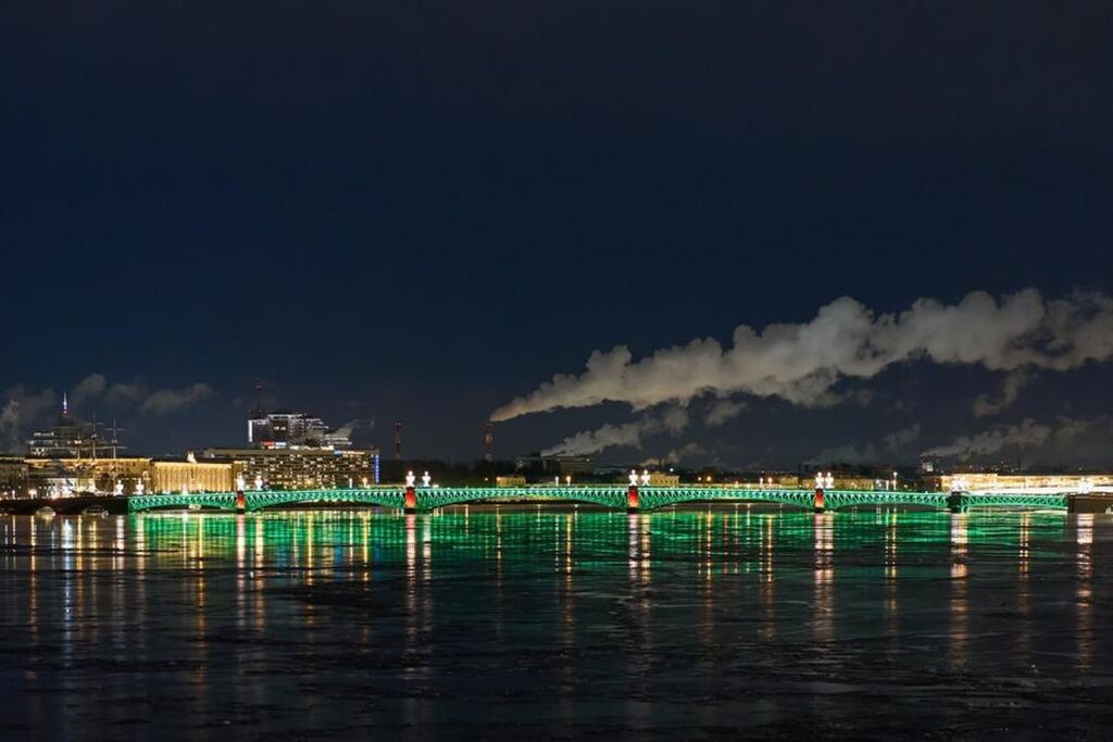 Vue du pont Troitskiy éclairé de lumières festives à Saint-Pétersbourg, en Russie, le 31 décembre 2025.