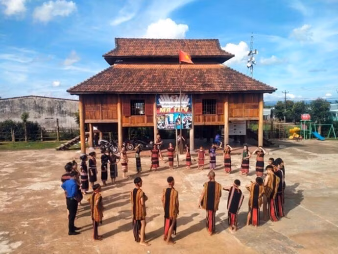 Des Brâu pratiquent des gongs au village de Dak Mê, province de Kon Tum. Photo : VNA.