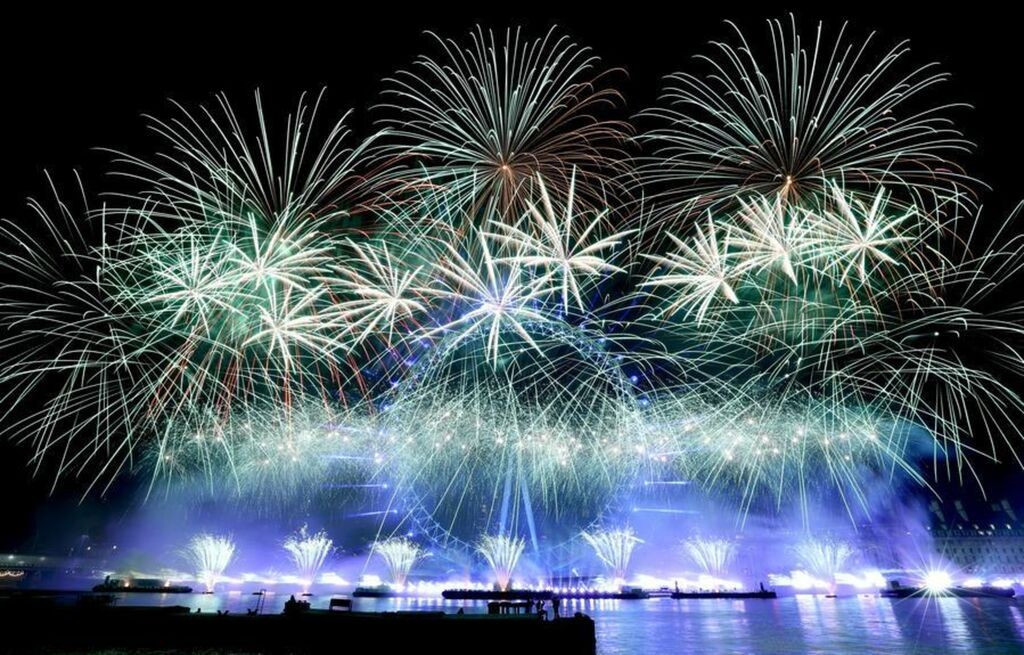 Des feux d'artifice explosent devant le London Eye pour célébrer le Nouvel An à Londres, au Royaume-Uni, le 1er janvier 2026.
