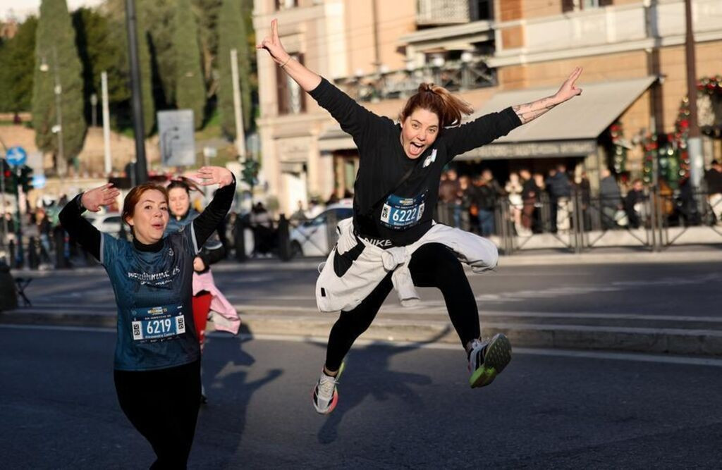 Des gens courent près du Colisée lors de l'événement "We Run Rome" pour célébrer le Nouvel An dans la capitale italienne le 31 décembre 2025.