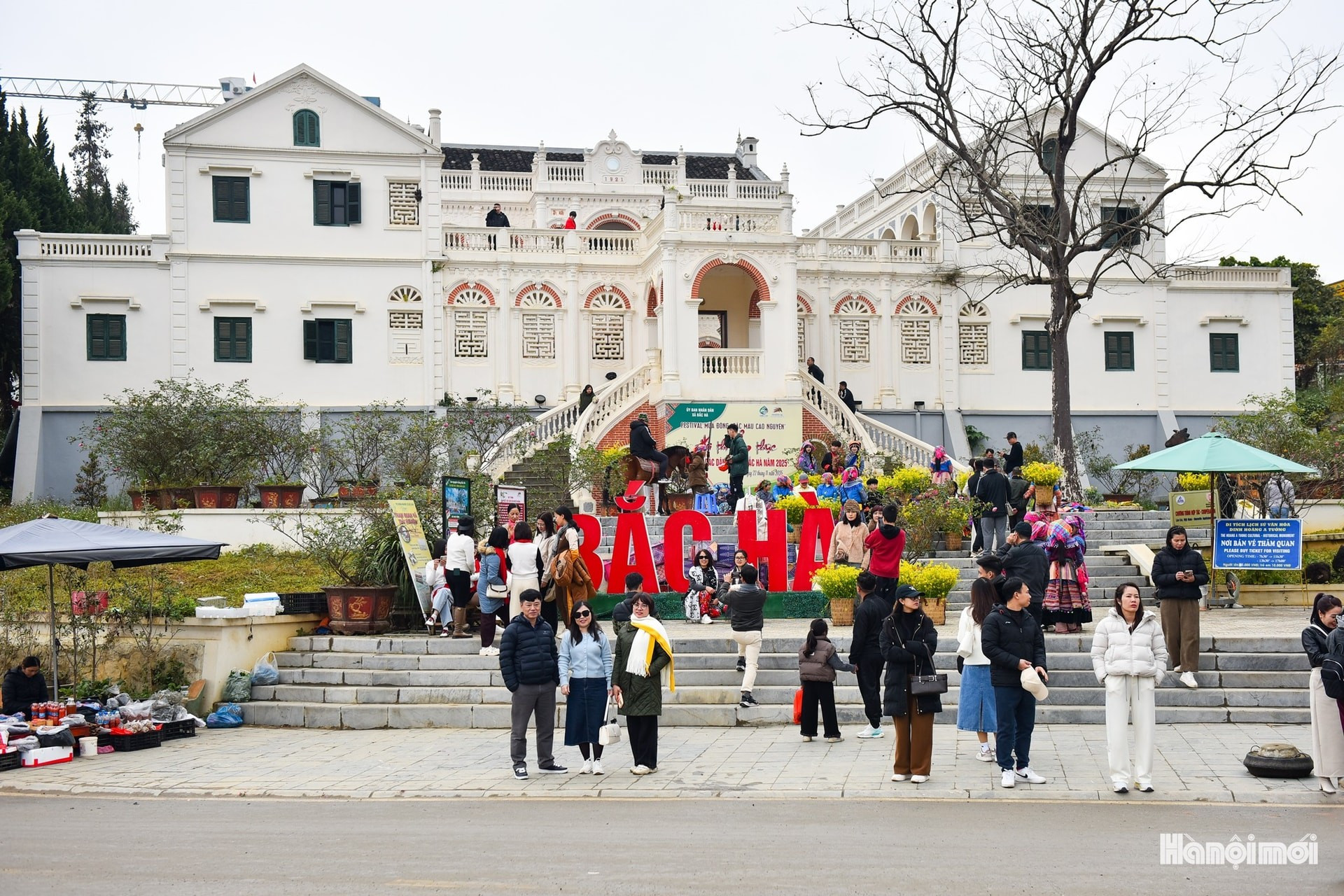 Le palais qui s’étend sur une superficie de quelque 4 000 m², et se distingue par une architecture singulière, mêlant influences occidentales et esthétiques orientales.