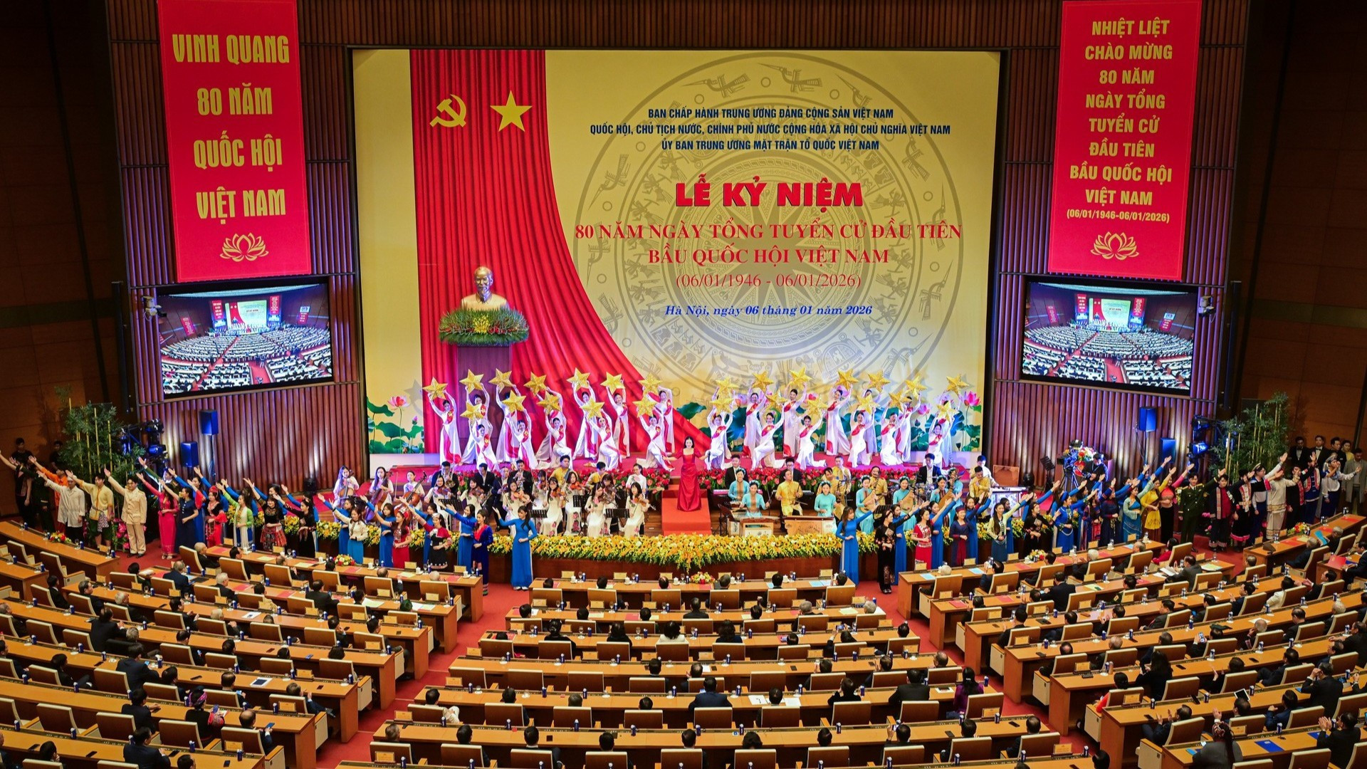Spectacle artistique en l’honneur du 80e anniversaire des premières élections législatives vietnamiennes.