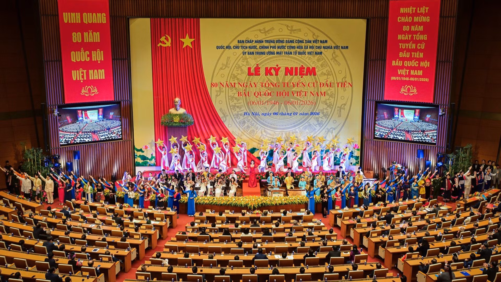 Spectacle artistique en l’honneur du 80e anniversaire des premières élections législatives vietnamiennes.
