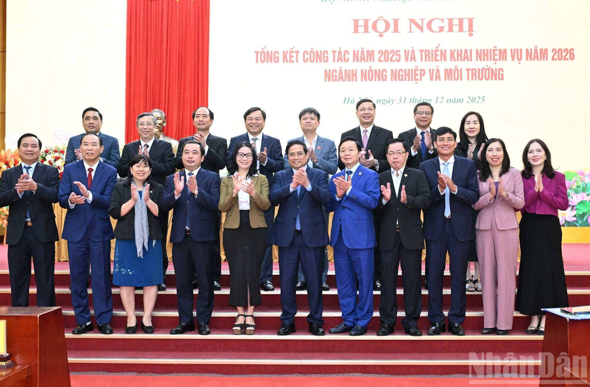 Le Premier ministre Pham Minh Chinh aux côtés des délégués participant à l’événement.