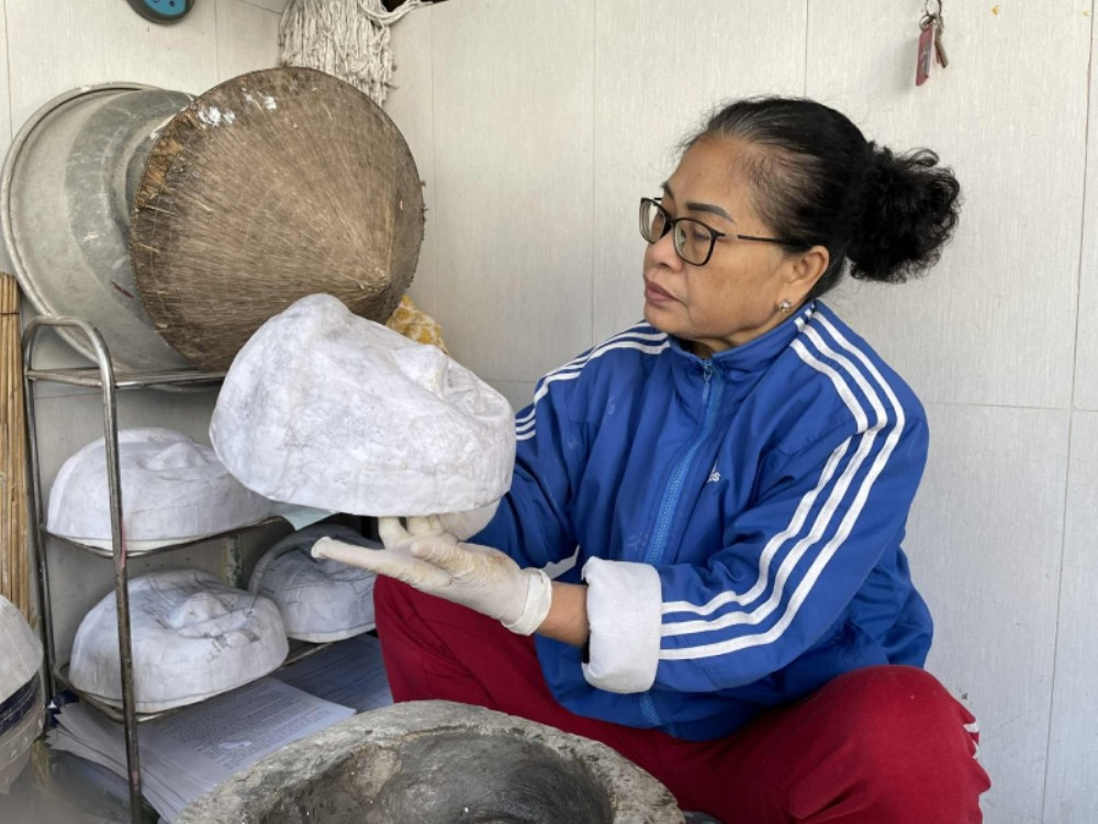 Pour obtenir un produit fini satisfaisant, Mme Lan fait preuve d’une méticulosité sans faille à chaque étape. Photo : congannhandan. mme-lan-cand.jpg