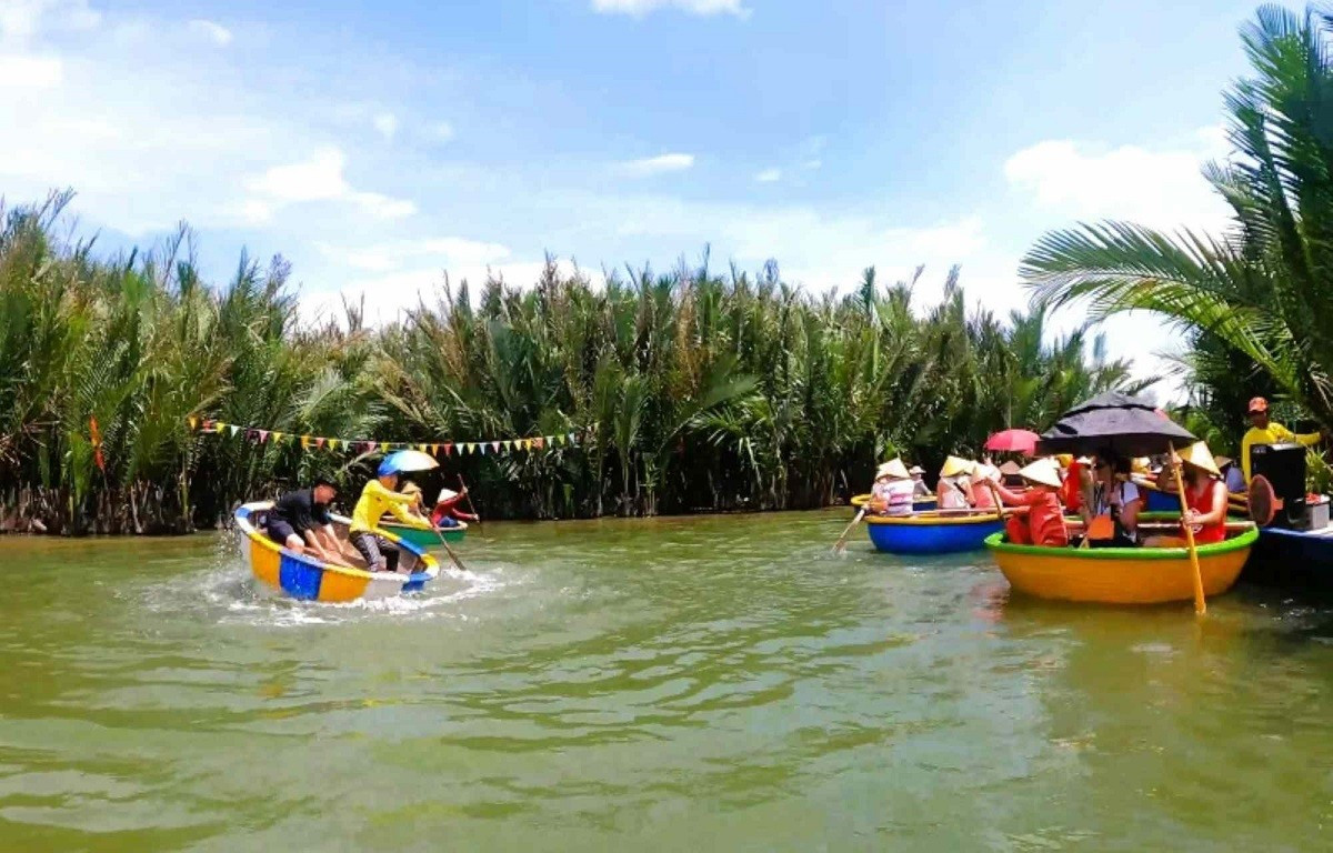 Les visiteurs s’adonnent à des balades en bateau-panier à travers la mangrove. Photo : laodong. village-cam-thanh-ld.jpg