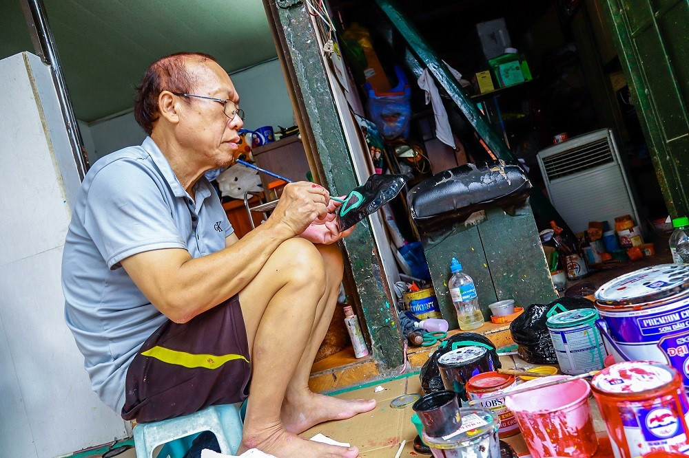 Monsieur Hoa avoue qu’il a songé plusieurs fois à arrêter, surtout quand les douleurs du dos et des articulations deviennent insupportables. Photo : baovanhoa. ong-hoa.jpg