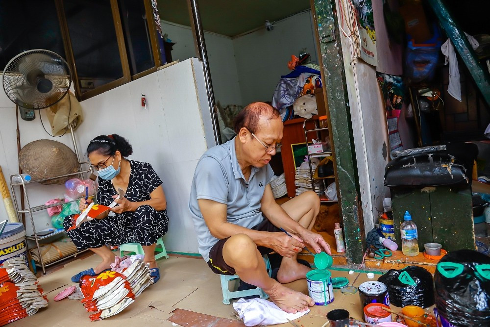 M. Hoa et Mme Lan sont considérés comme les derniers artisans encore actifs dans la fabrication des masques en papier mâché. Photo : baovanhoa. masque-couple-baovanhoa.jpg