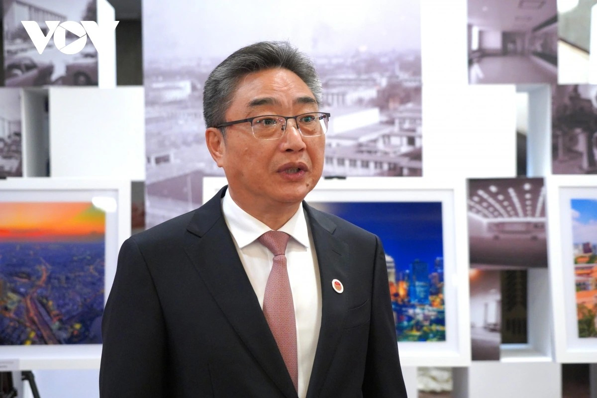 Pour Shi Zhongjun, secrétaire général du Centre Chine-ASEAN, la coopération sino-vietnamienne constitue un modèle et un moteur important pour l’ensemble du partenariat Chine-ASEAN. Photo : VOV. su-trung-tuan-copy.jpg