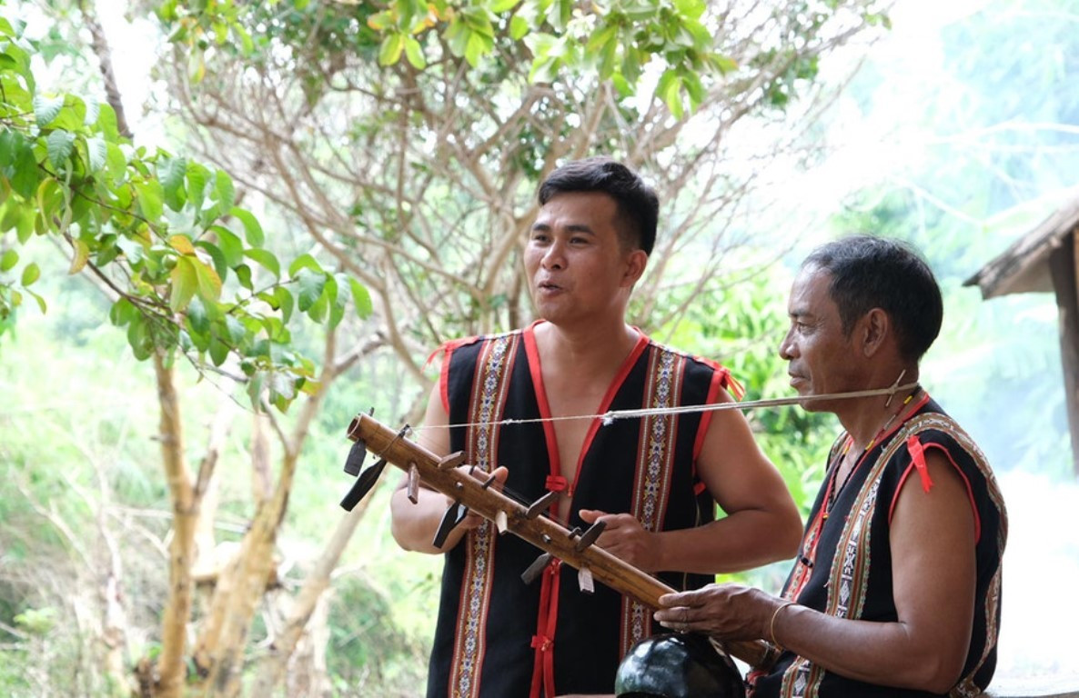 Le village de Stor résonne comme une épopée vibrante relatant l’esprit indomptable des Ba Na sous la direction du Parti communiste du Vietnam. Photo : baogialai.