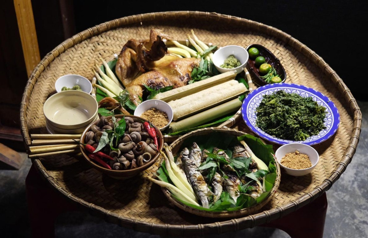 Des spécialités locales sont servies aux touristes au village de Stor. Photo : baogialai. lang-stor-gastronomie.jpg