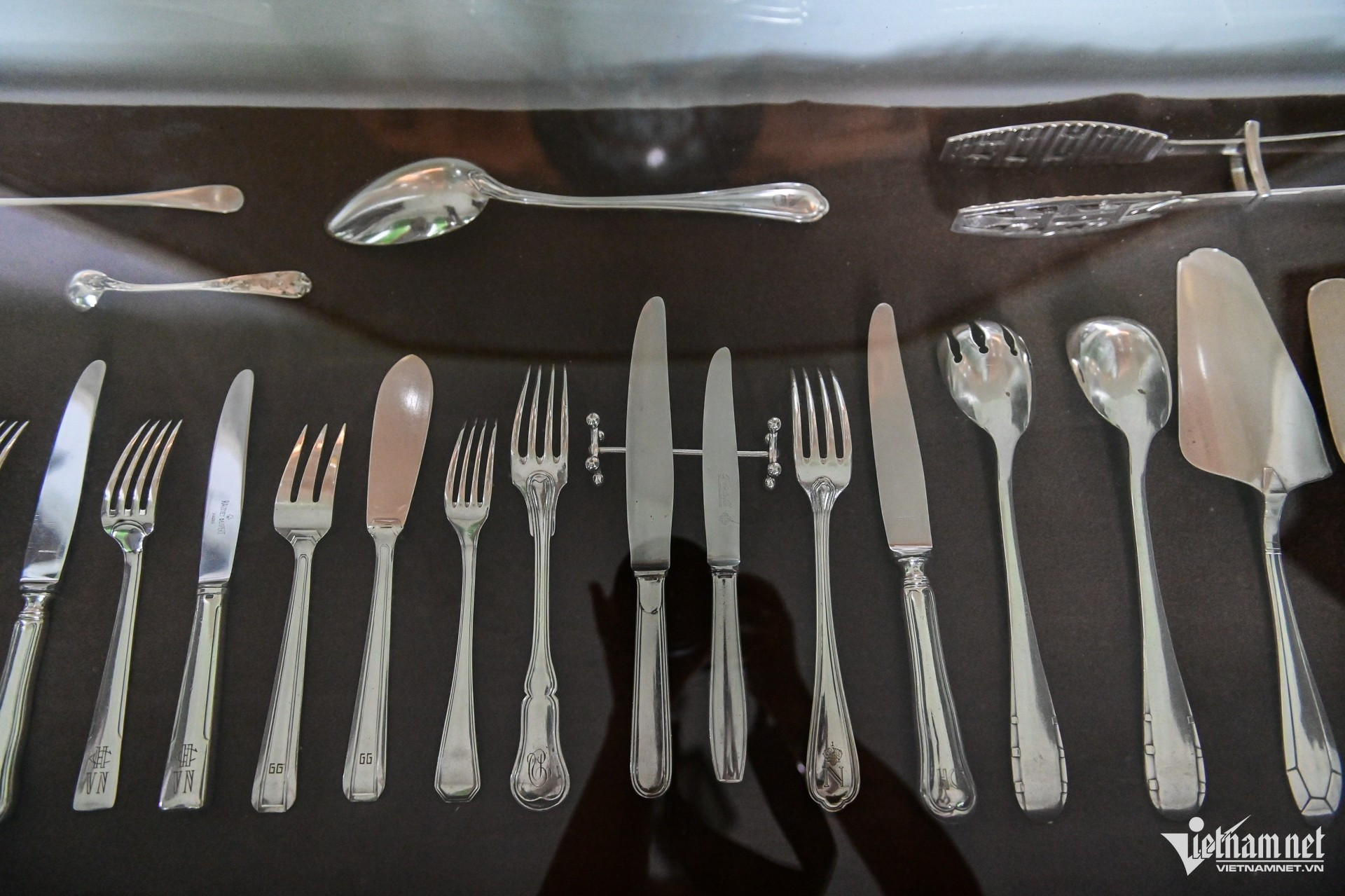 La vaisselle, les ustensiles de cuisine et verreries, importés de France, portent des initiales gravées témoignant des époques de leur fabrication. vila-10.jpg