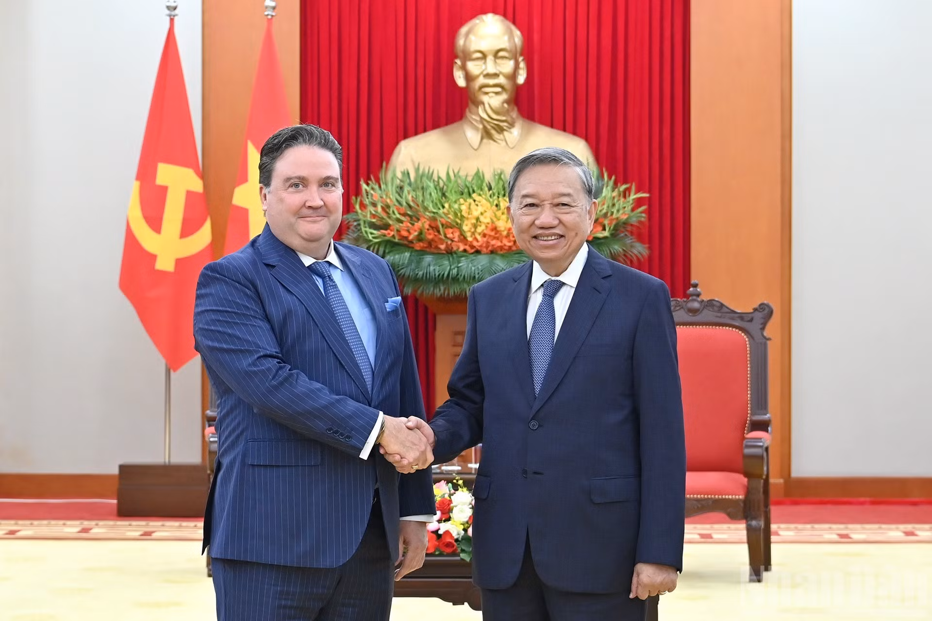 Le secrétaire général du Parti communiste du Vietnam (PCV), To Lam (à droite), a reçu l'ambassadeur des États-Unis au Vietnam, Marc Knapper. Photo : NDEL.