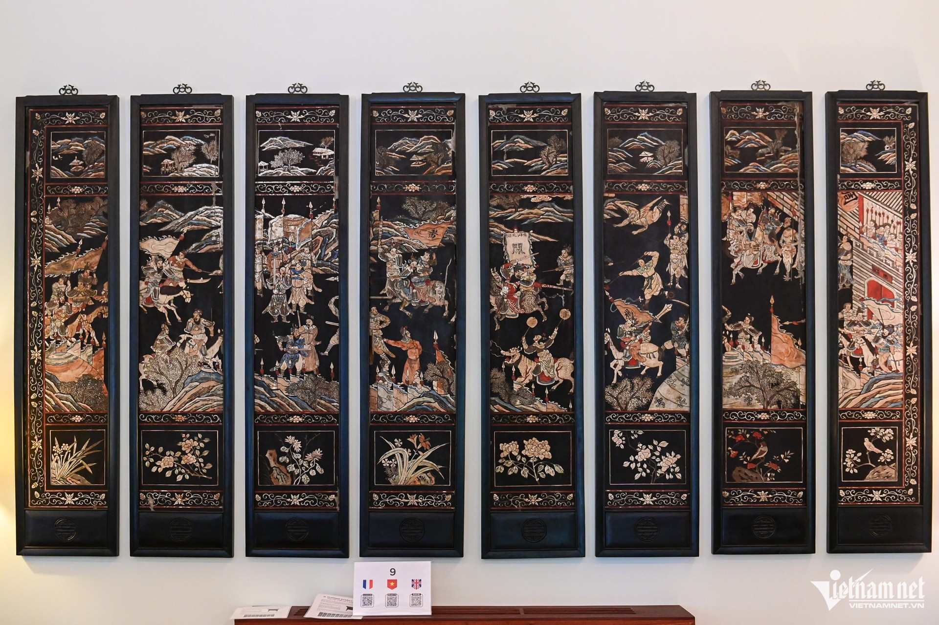 Un paravent en bois laqué, composé de 8 panneaux distincts, est exposé au mur de la salle de réception. vila-7.jpg