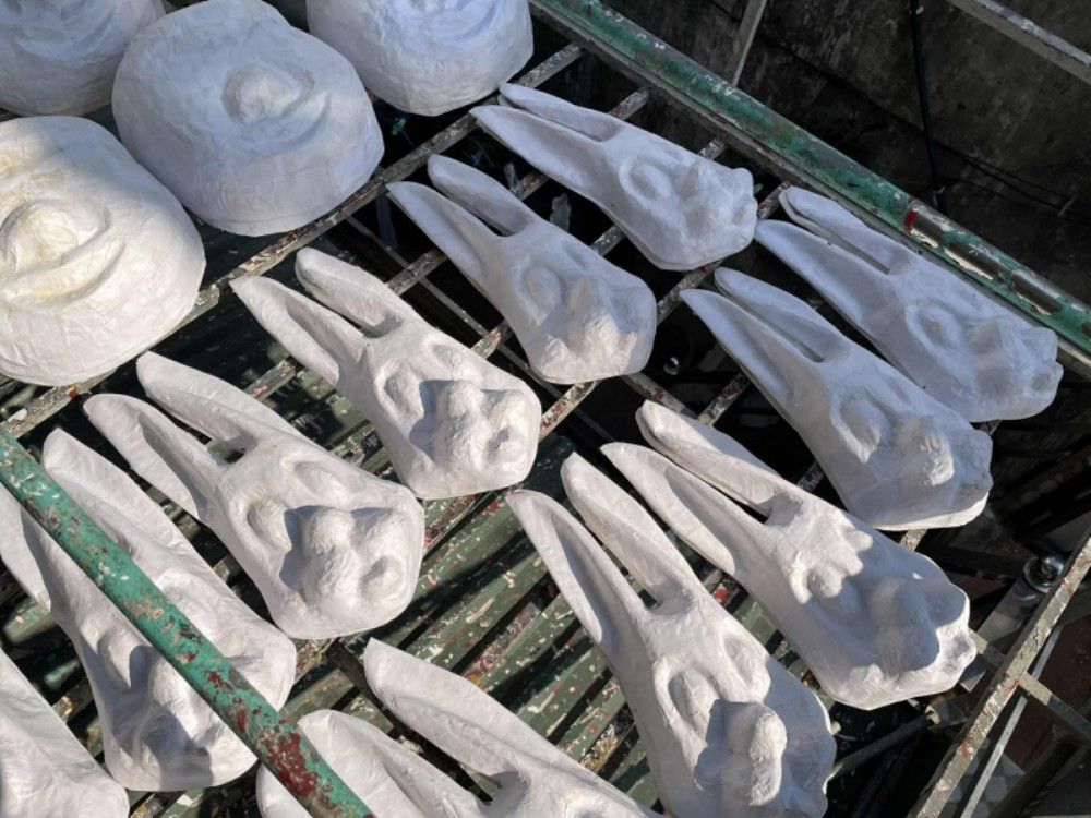 Les masques « bruts » sèchent au soleil sur leur balcon. Photo : congannhandan. masque-ensoleil.jpg