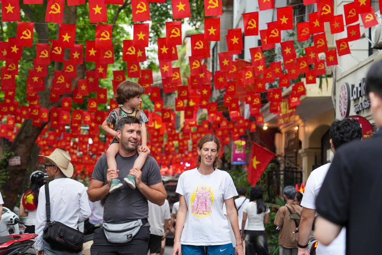 Des touristes étrangers à Hanoï. Photo : doanhnghieptiepthi. du-lich-doanhnghiep.jpg
