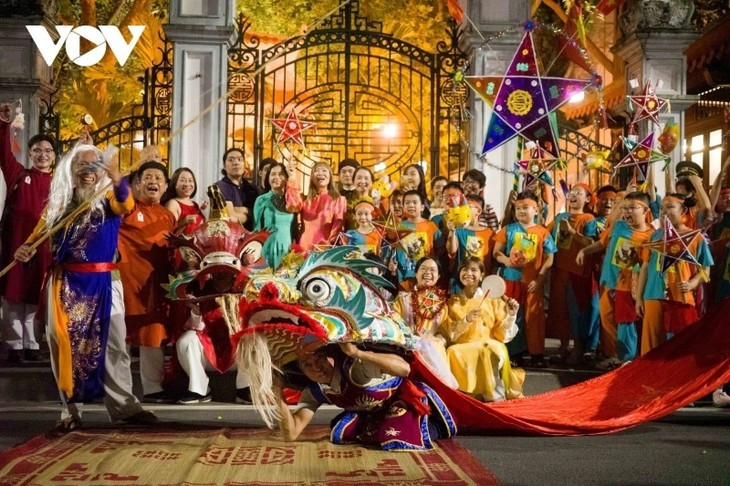 L’ambiance animée de la fête de la Mi-automne dans les rues de Hanoï. Photo : VOV. 9-anh1-dukhachnuocngoai-qrcu.jpg