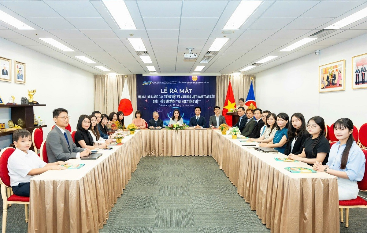 Vue d’ensemble de la cérémonie de lancement du Réseau mondial d’enseignement de la langue et de la culture vietnamiennes. Photo : Le Comité d’État chargé des Vietnamiens à l’étranger. le-ra-mat.jpg