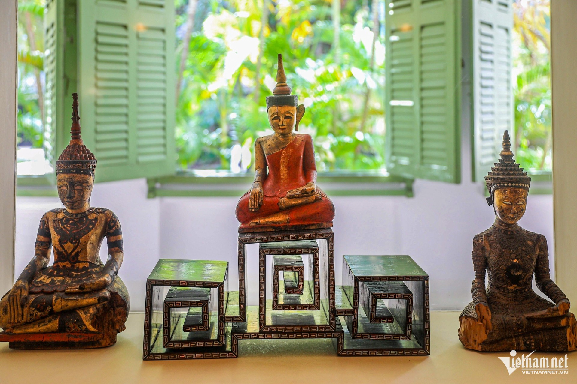 On y découvre aussi de majestueuses statues de Bouddha assis, en bois laqué et doré à la feuille, probablement originaires de Thaïlande. vila-11.jpg