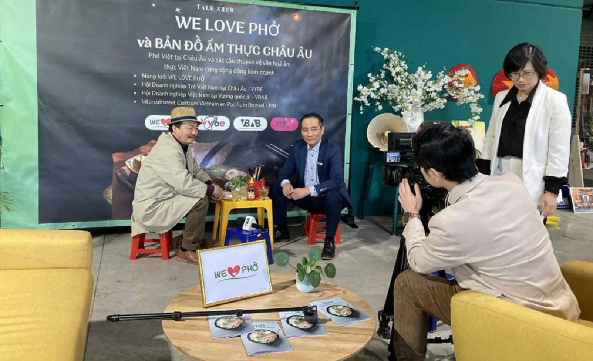 Des invités internationaux au stand PhoCkaren, représentant de We Love Phở au Festival Pohoda, le principal événement culturel de Slovaquie. Photo : We Love Phở. pho-1.jpg