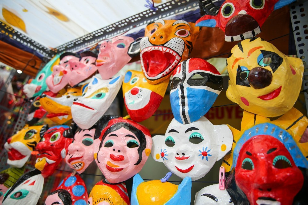 Chaque masque est non seulement un objet, mais aussi un souvenir, une part de l'âme de l'ancienne Fête de la mi-automne que le couple souhaite transmettre. Photo : VTV. masque-vtv.jpg