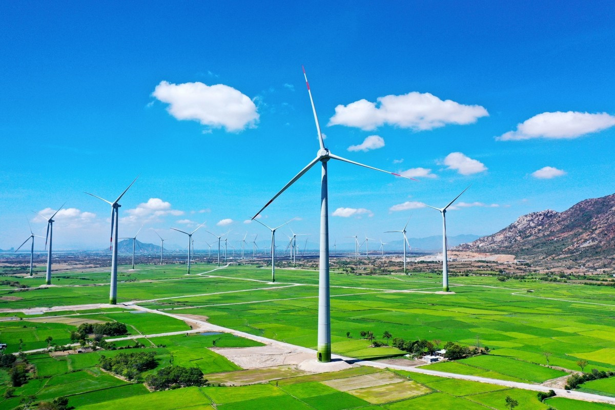 Le Vietnam se classe déjà parmi les pays leaders d’Asie du Sud-Est en matière de capacité éolienne et solaire, tout en développant rapidement son réseau électrique intelligent. Photo : baocongthuong. energie-vn.jpg
