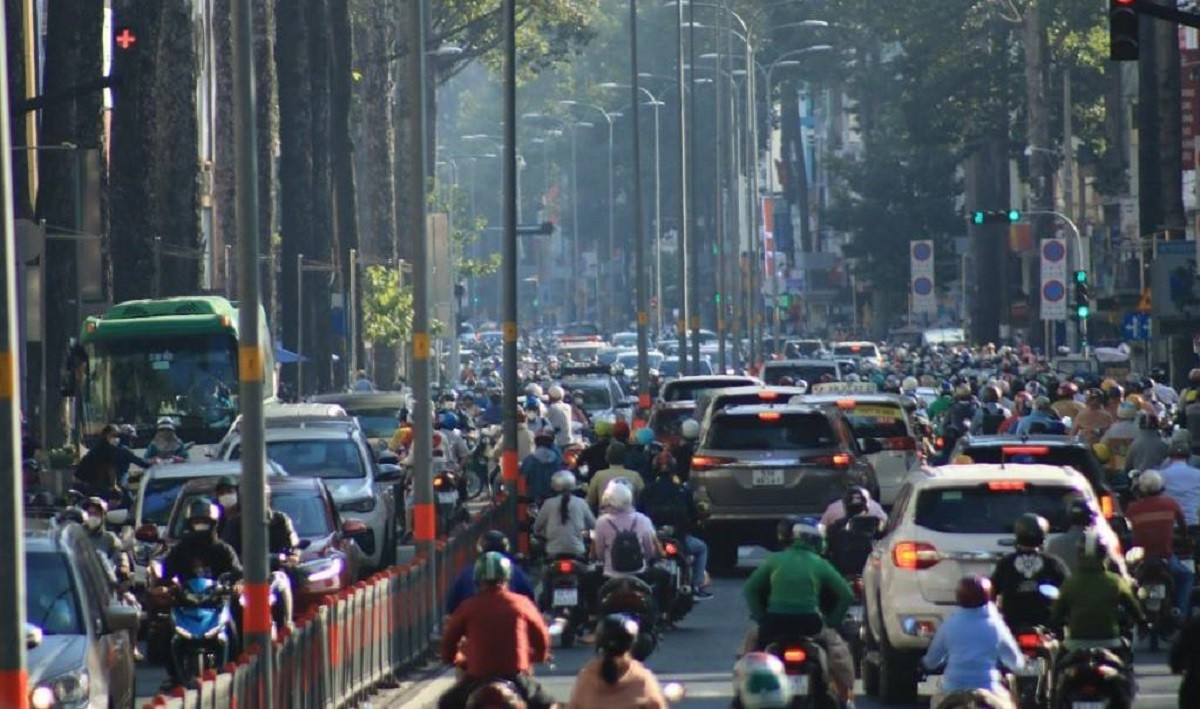 Embouteillage sur la rue 3 Thang 2 (10ᵉ arrondissement, Ho Chi Minh-Ville). Photo : TNO. embouteillage-hcmv-tno.jpg