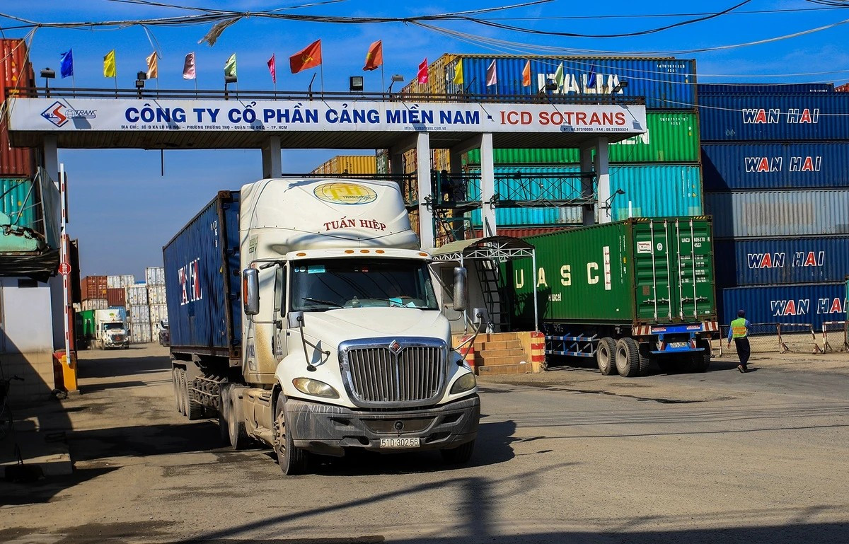 Chargement et déchargement au port Truong Tho, quartier Binh Trung, Ho Chi Minh-Ville. Photo : Zing. port-truong-tho-zing.jpg