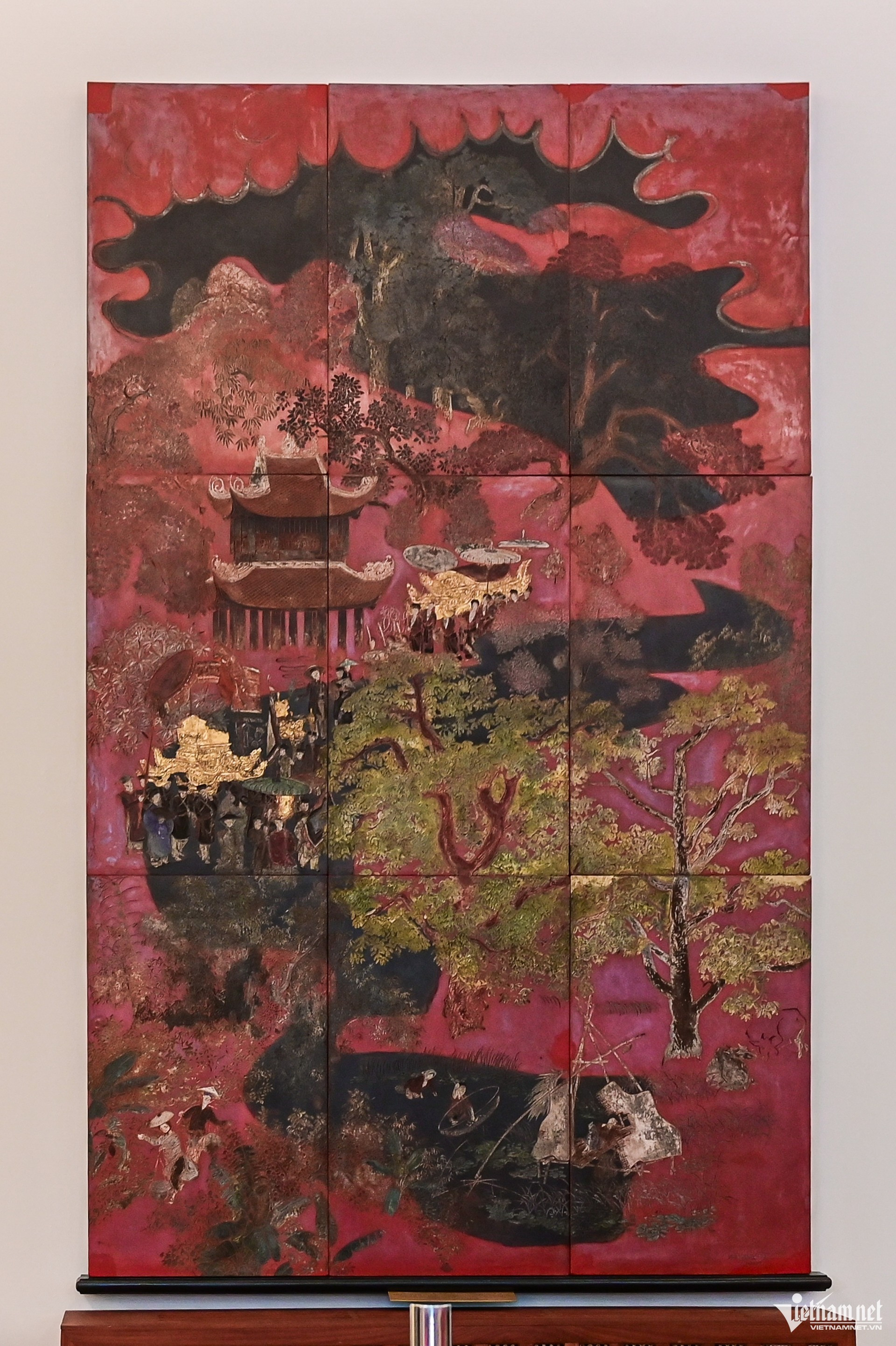 La grande peinture laquée « la procession au village » de l'artiste Nguyen Gia Tri composée de 9 panneaux mesurant 3 m x 1,8 m. vila-6.jpg